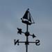 Segelschiff mit einem Mast und Kaj�te mit Pfeil