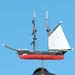 Segelschiff mit zwei Masten und wei�en Segel und farbiger Rumpf inklusive Takelage