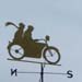 Oldtimer-Motorrad aus 20er Jahre mit Fahrer und Fahrerin