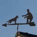 Mann f�ttert Hund