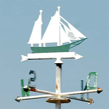 Segelschiff mit zwei Masten und weissen Segel auf Pfeil