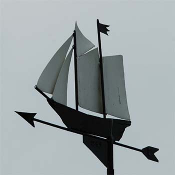 Segelschiff mit zwei Masten und weissen Segel auf Pfeil