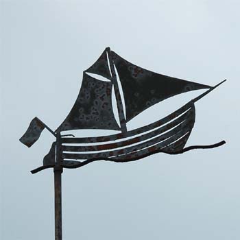 Segelschiff mit einem Mast auf Wellen