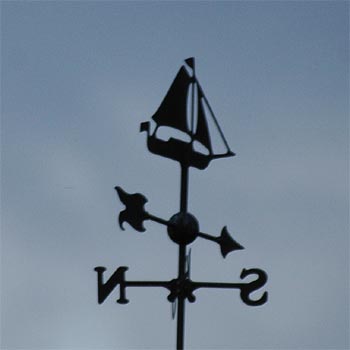 Segelschiff mit einem Mast und Kaj�te mit Pfeil