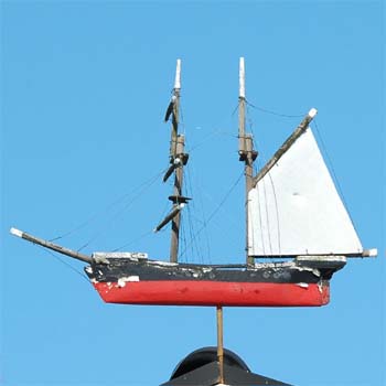 Segelschiff mit zwei Masten und wei�en Segel und farbiger Rumpf inklusive Takelage