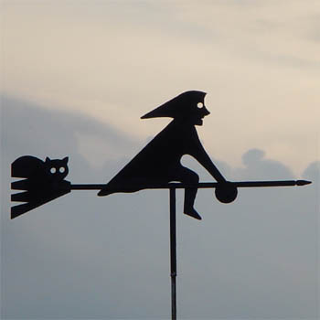 Auf Besen reitende Hexe mit Katze; Katze; Hexe