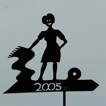 Hausfrau mit Teppich und Jahreszahl 2005, Hausfrau