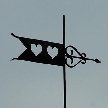 Zwei Herzen als Standarte