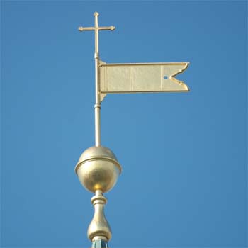Goldenes Kreuz und Standarte
